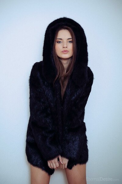 Model Natalie B in Pelz